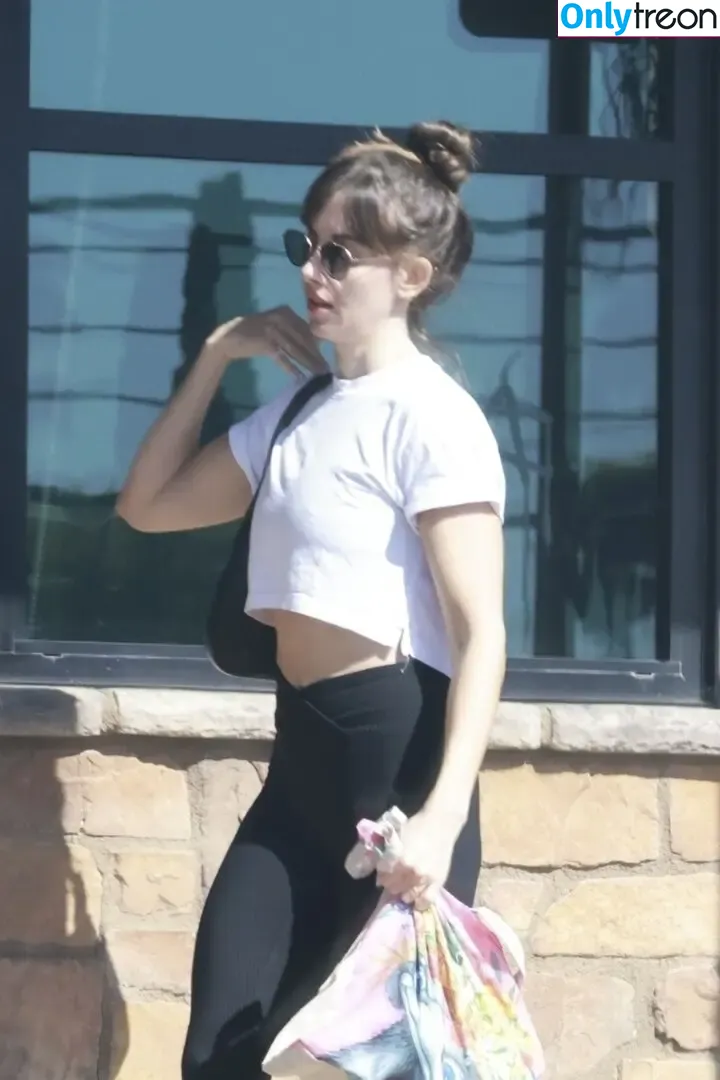 Alison Brie голая photo #1176 (alisonbrie)