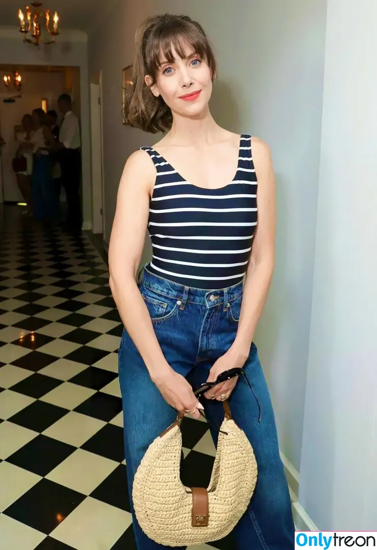 Alison Brie nude photo #1515 (alisonbrie)