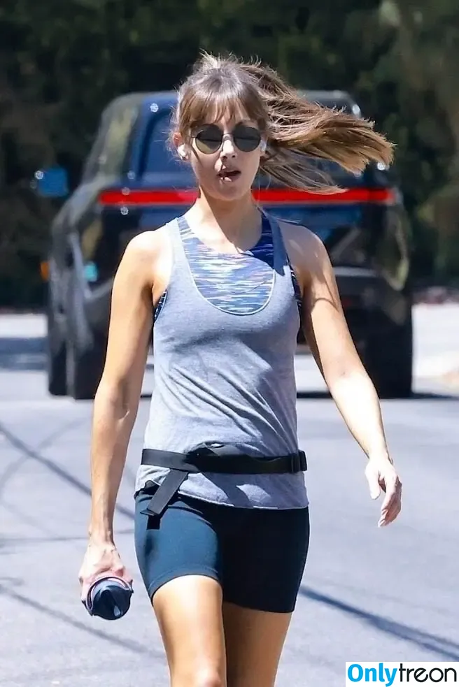 Alison Brie nude photo #1827 (alisonbrie)