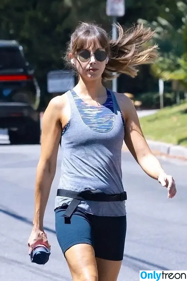 Alison Brie nude photo #1832 (alisonbrie)
