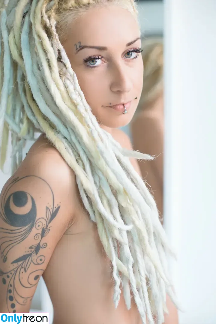 Allyele nude photo #0045 (alylee)