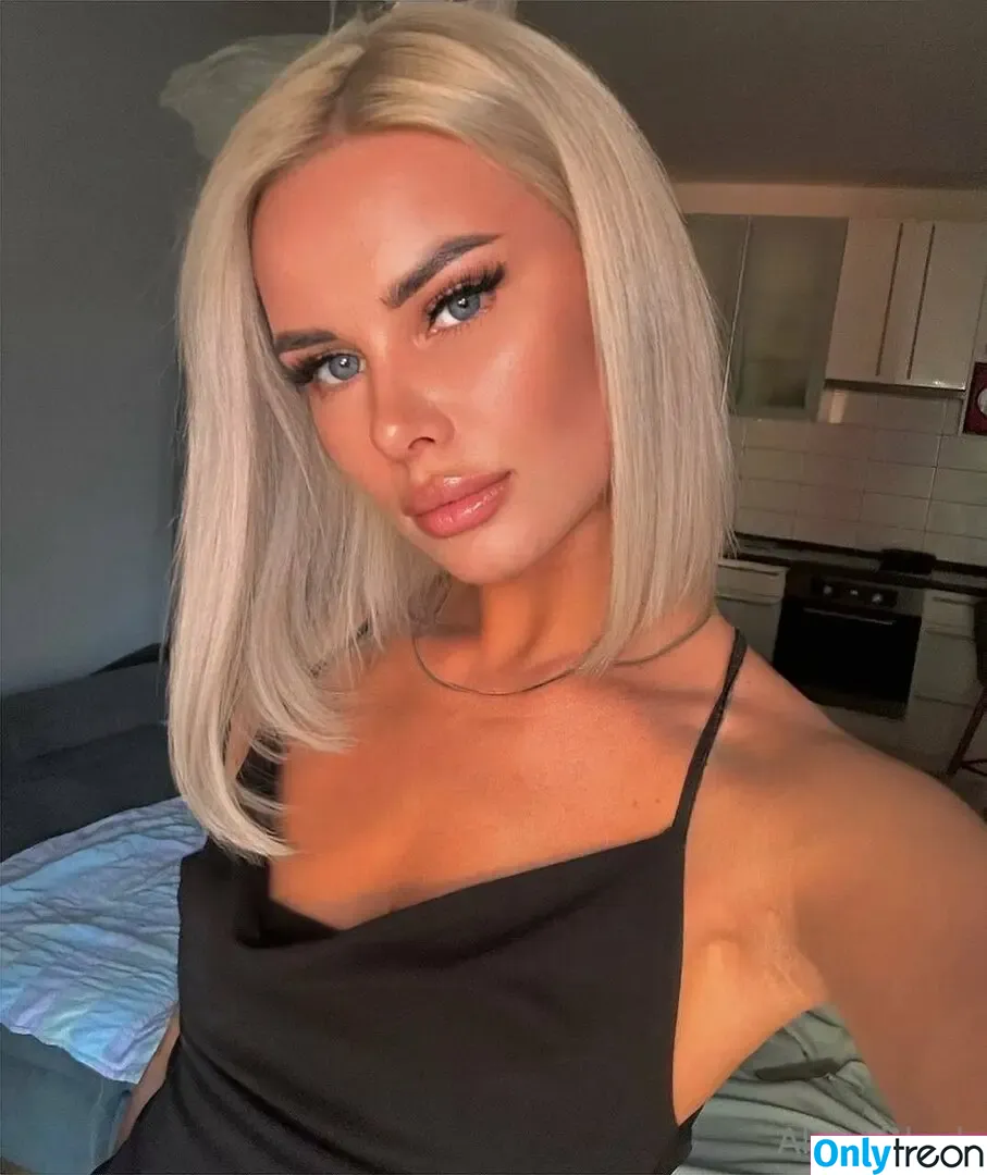 almablack nude photo #0010 (almablack)