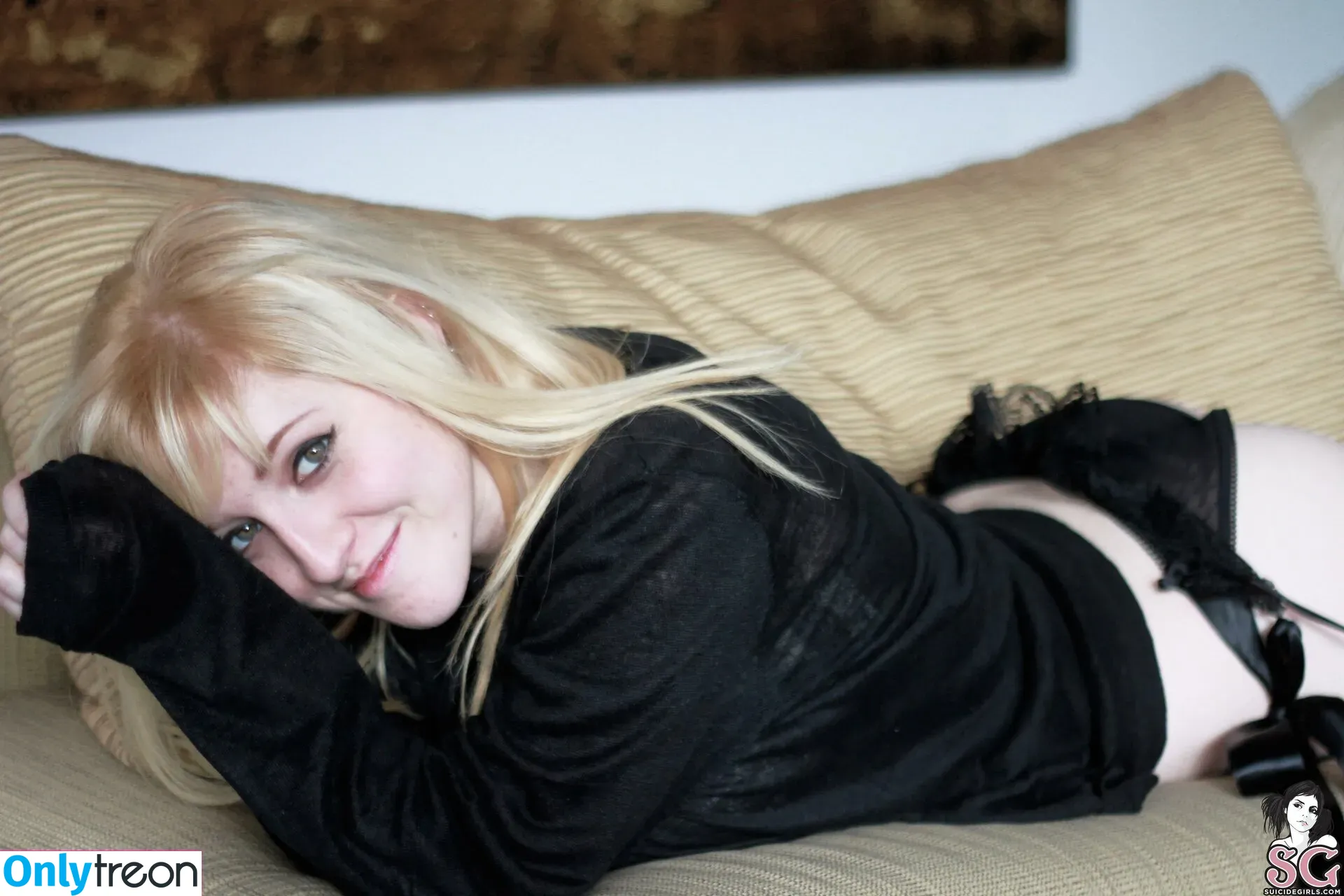 alysondacher голая photo #0052 (alysondacher)