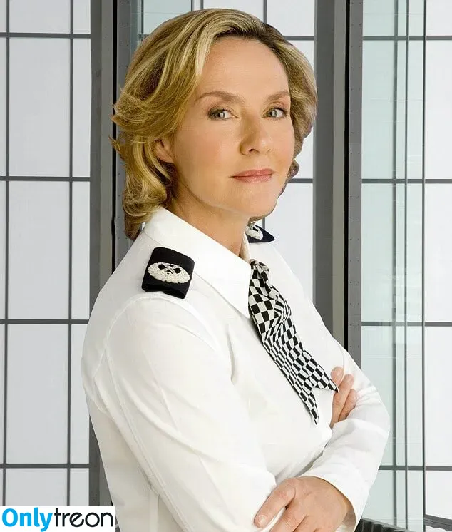 Amanda Burton голая photo #0007 (amandaburton__)