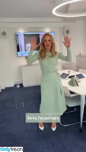 Amanda Holden / noholdenback фото голая #2813