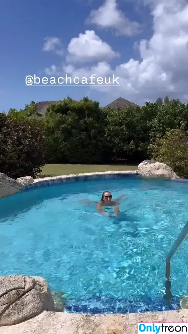 Amanda Holden nude photo #2685 (amanda_holden / noholdenback)