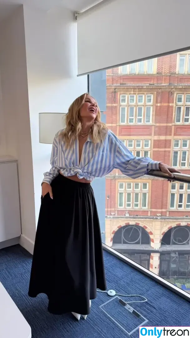 Amanda Holden голая photo #2743 (amanda_holden / noholdenback)