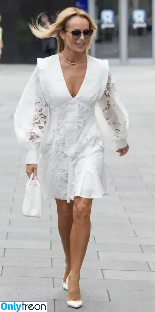 Amanda Holden nude photo #3305 (amanda_holden / noholdenback)