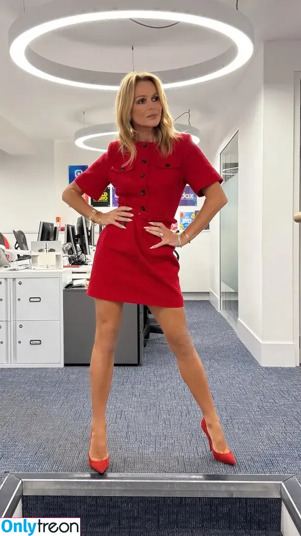 Amanda Holden nude photo #3341 (amanda_holden / noholdenback)