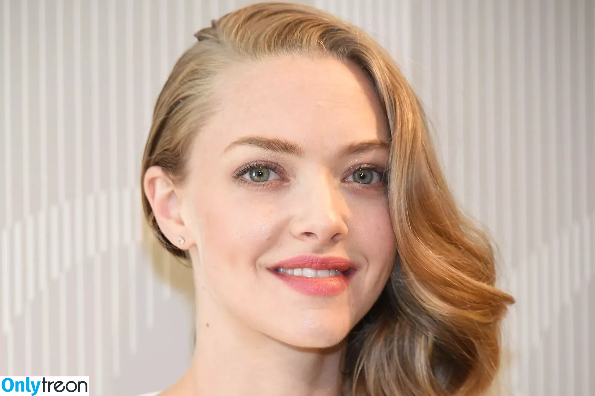 Amanda Seyfried nude photo #0200 (AmandaSeyfried / mingey)