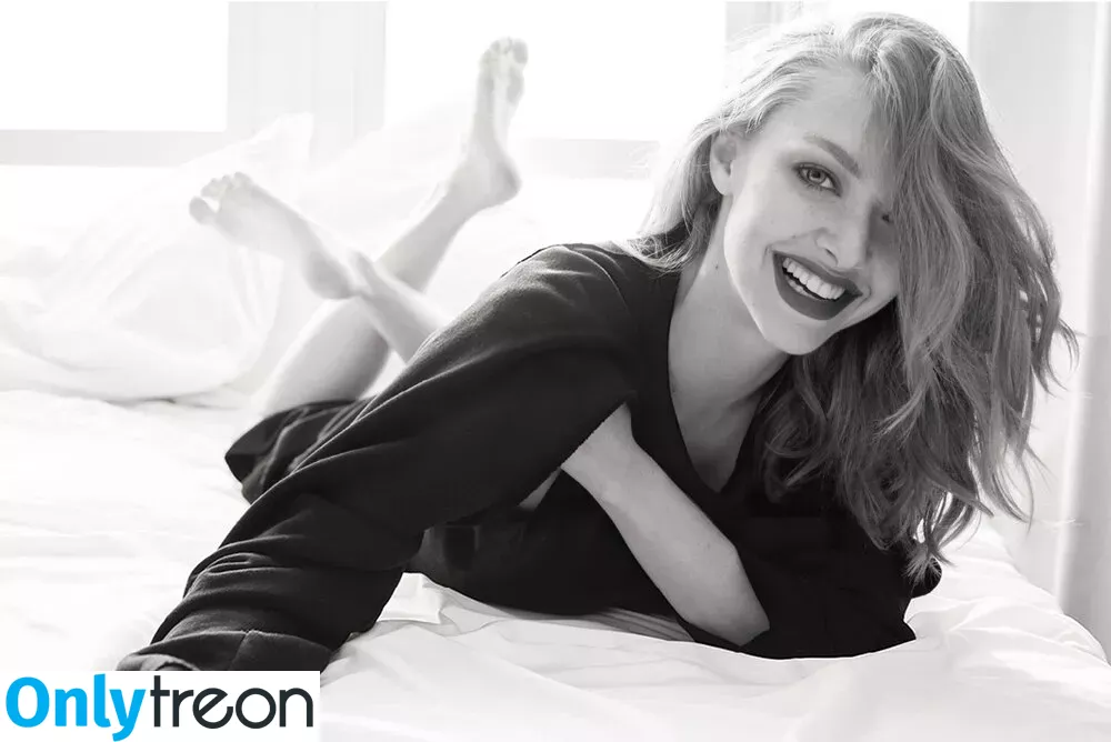 Amanda Seyfried nude photo #0203 (AmandaSeyfried / mingey)