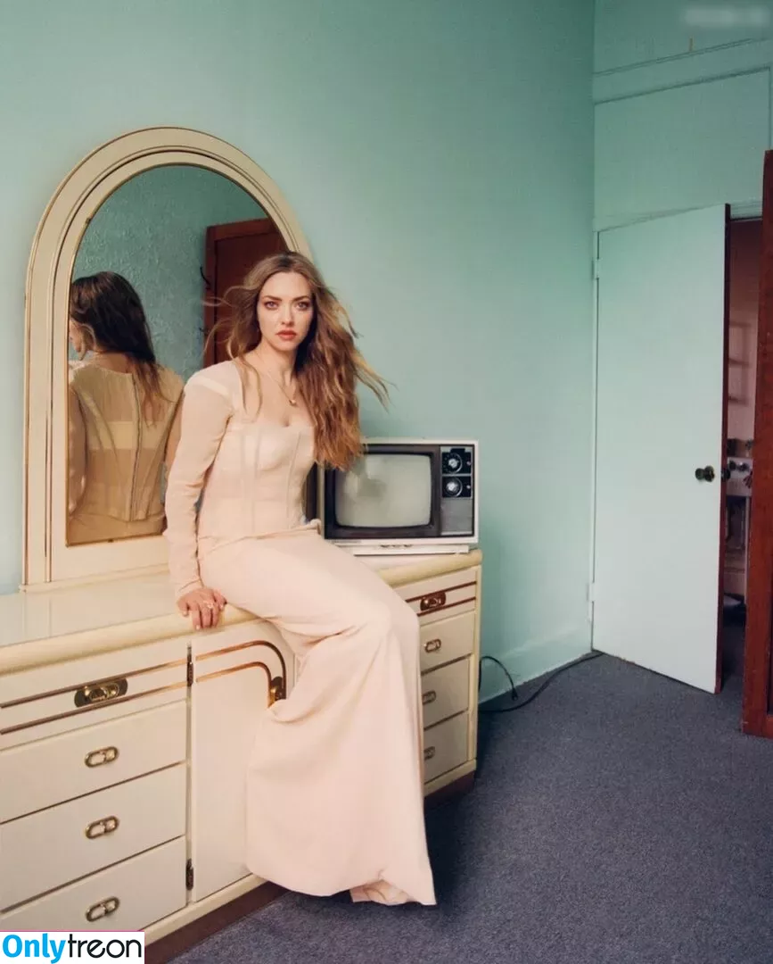 Amanda Seyfried nude photo #0346 (AmandaSeyfried / mingey)