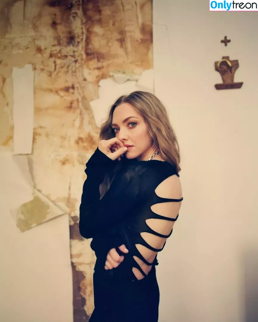 Amanda Seyfried nude photo #0352 (AmandaSeyfried / mingey)