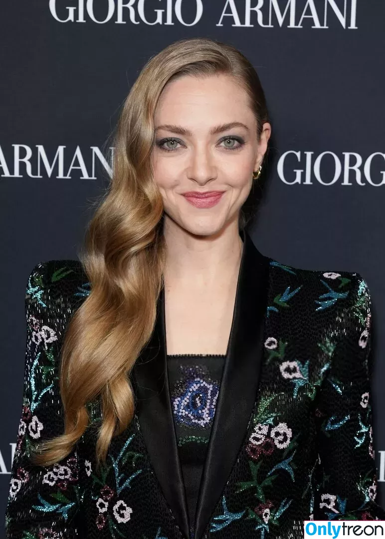 Amanda Seyfried nude photo #0455 (AmandaSeyfried / mingey)
