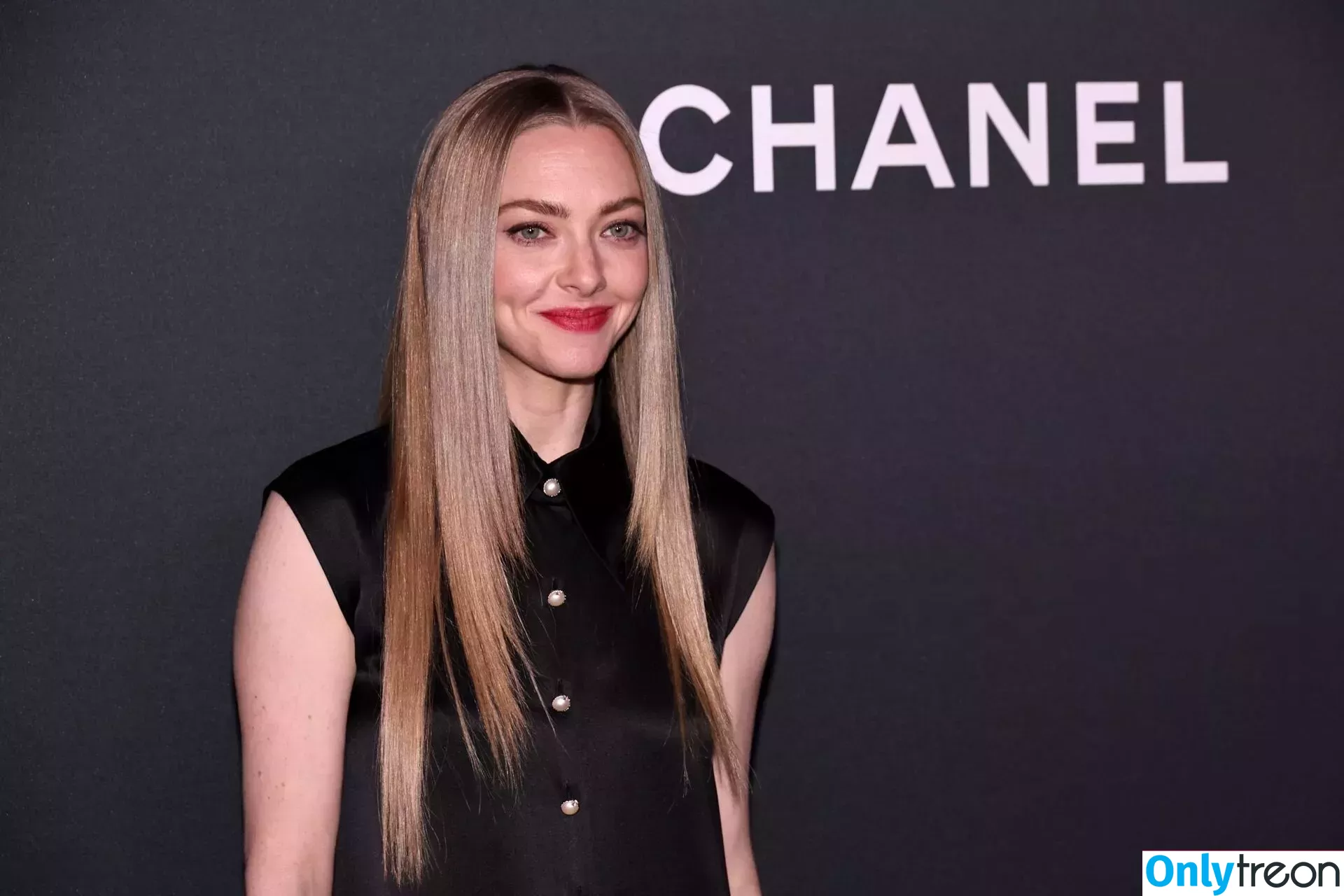 Amanda Seyfried nude photo #0473 (AmandaSeyfried / mingey)