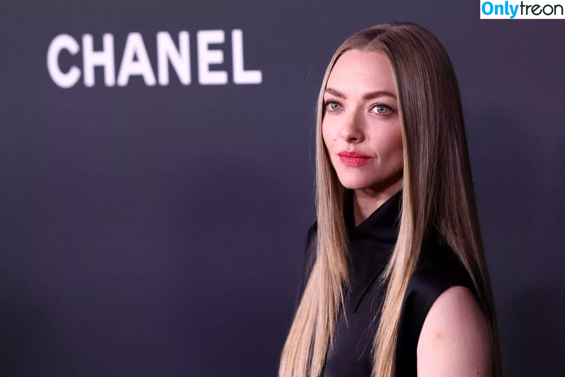 Amanda Seyfried nude photo #0475 (AmandaSeyfried / mingey)