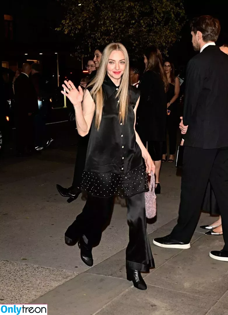 Amanda Seyfried nude photo #0477 (AmandaSeyfried / mingey)