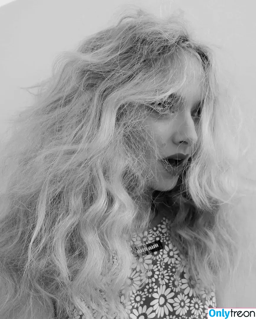 Amanda Seyfried nude photo #0793 (AmandaSeyfried / mingey)