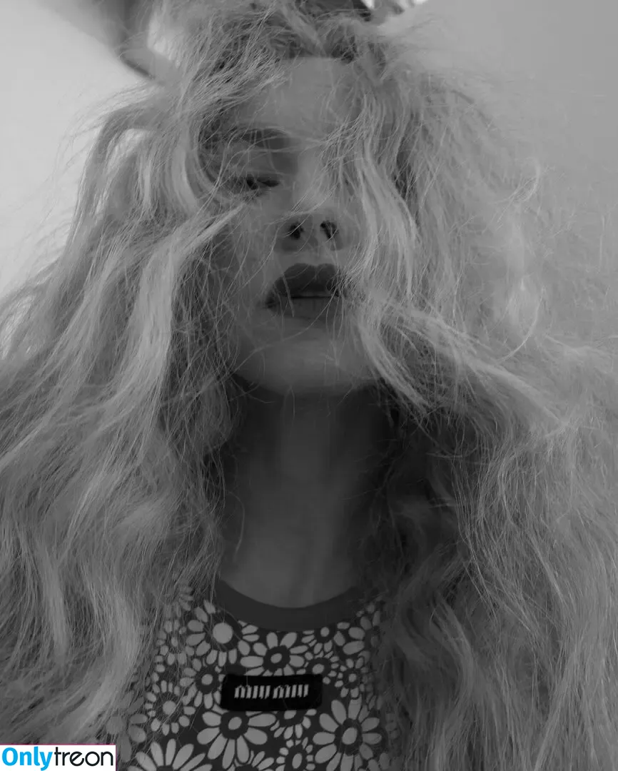 Amanda Seyfried nude photo #0795 (AmandaSeyfried / mingey)