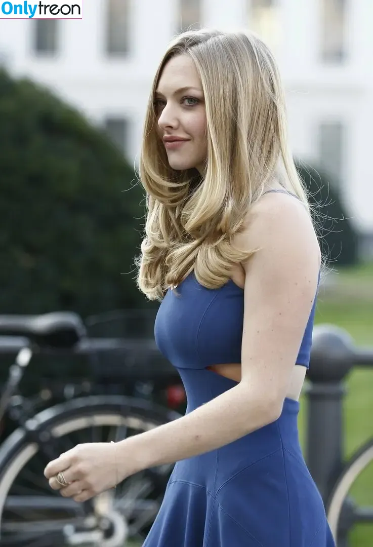 Amanda Seyfried nude photo #0851 (AmandaSeyfried / mingey)