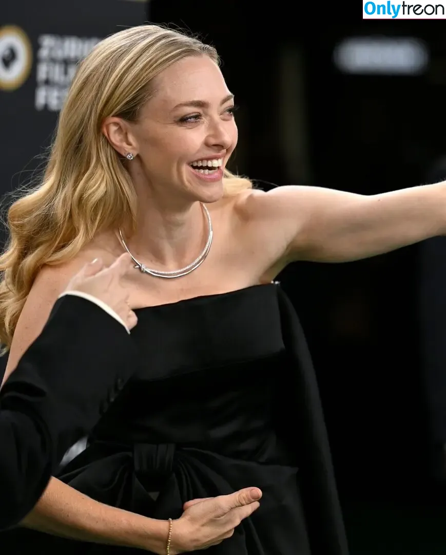 Amanda Seyfried nude photo #0887 (AmandaSeyfried / mingey)