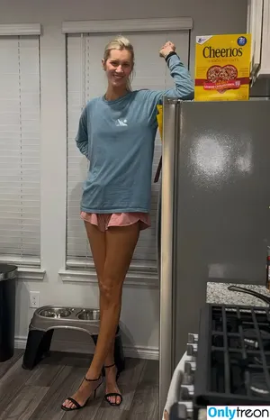 Amazon Allie | amazonalli32 - 6'10'' (208 cm) / allieamazon nude photo #0004