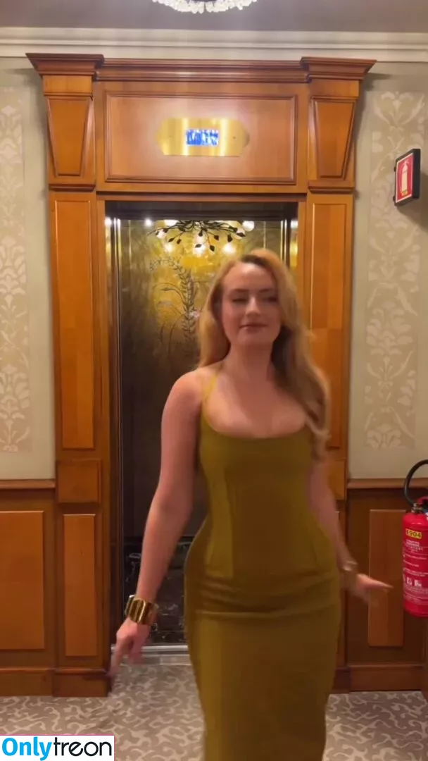 Amelia Dimoldenberg nude photo #0442 (ameliadimz / emilynudess)
