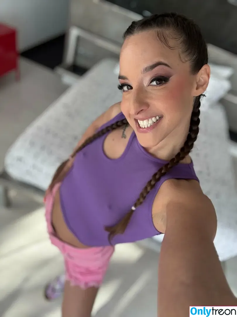 amirahadarax nude photo #0048 (amiraadarax)
