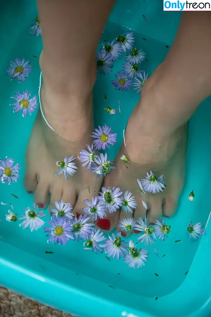 AnaBloom nude photo #0202 (Ana Bloom / AnaBloomxox / anabloomvisualartist)