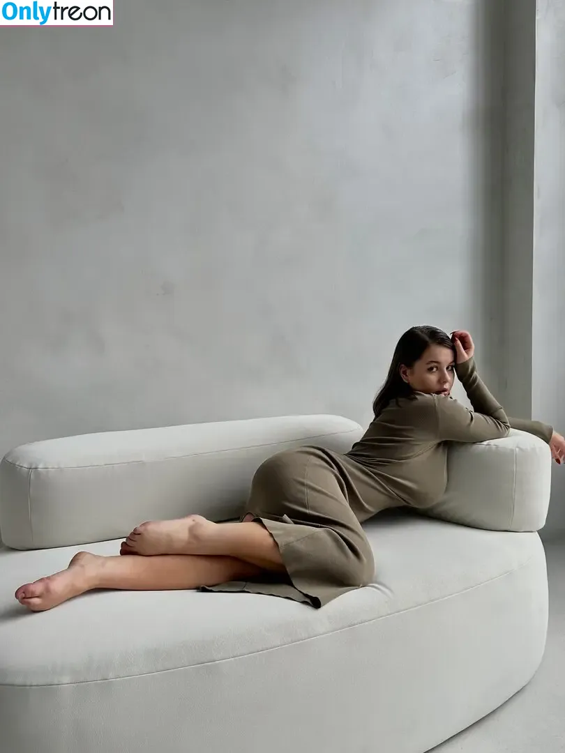 anechka.kor nude photo #0005 (anechka.kor)