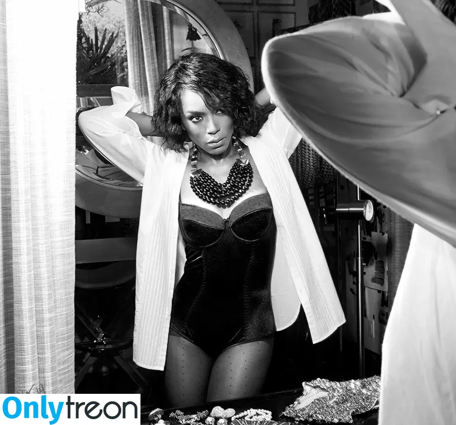 Angela Bassett голая photo #0014 (im.angelabassett)