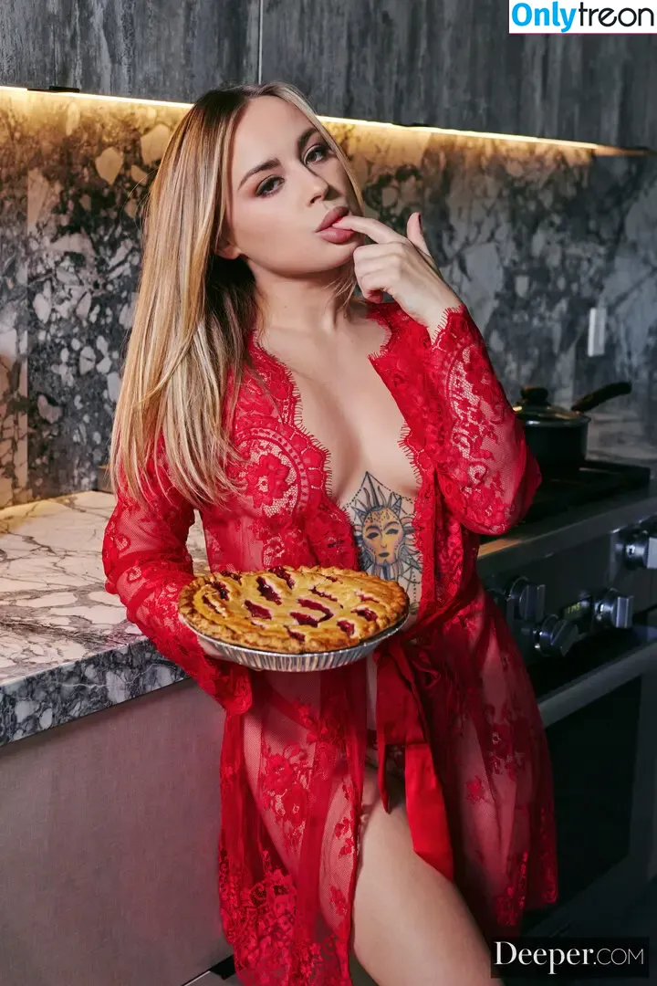 Anna Claire Clouds nude photo #0605 (annaclairecloud / annaclaireclouds / annaclairecloudstv)