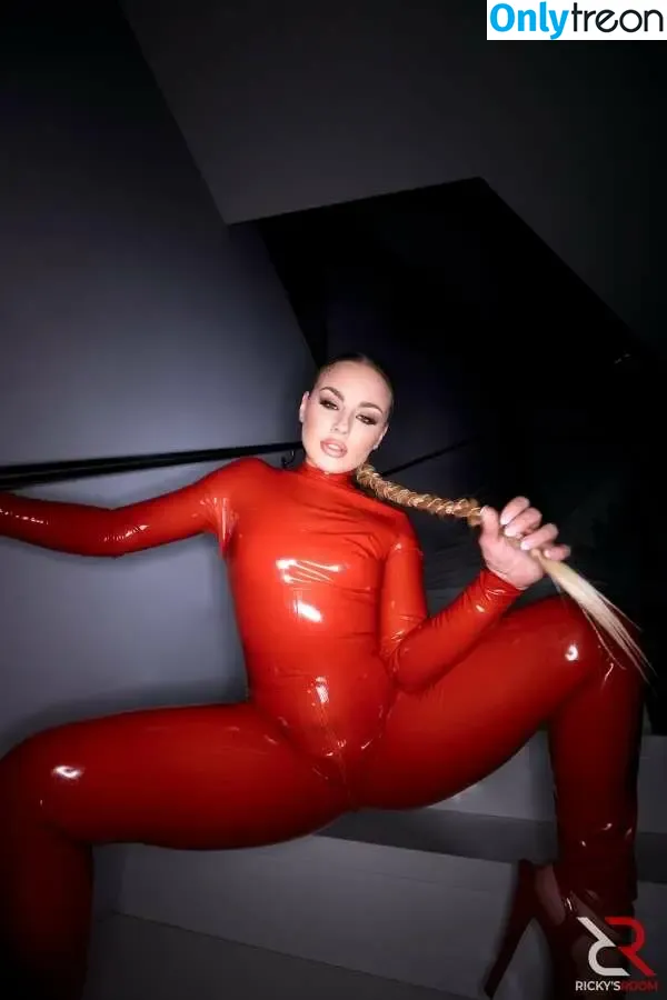 Anna Claire Clouds nude photo #0680 (annaclairecloud / annaclaireclouds / annaclairecloudstv)
