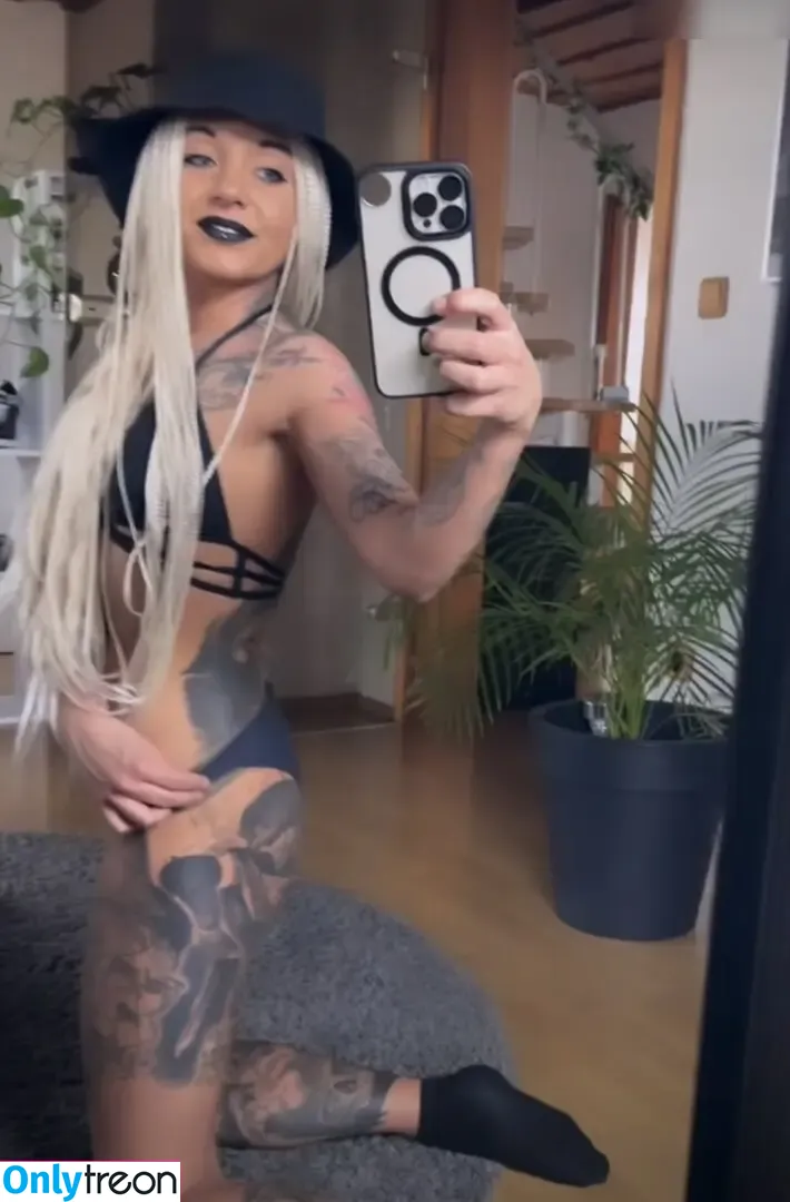 Anna-Katharina Alt nude photo #0001 (annabeatmietze / annakatharinaalt_offiziell)