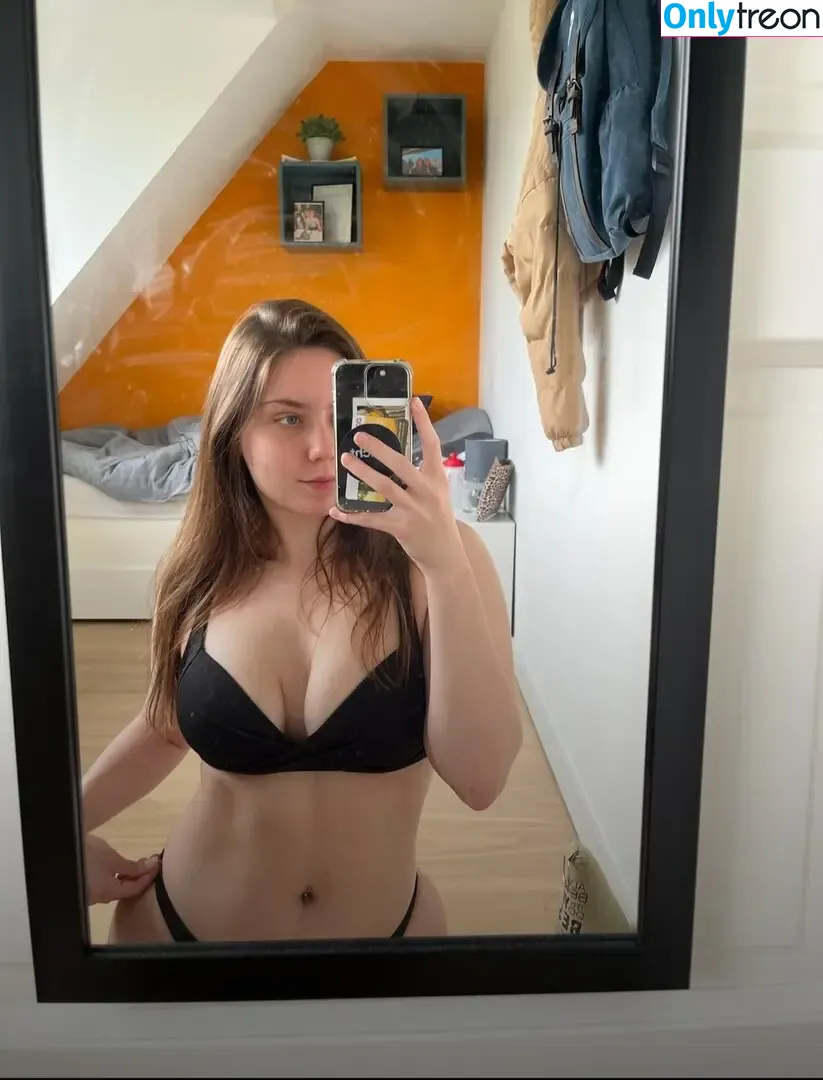 Annamey nude photo #0001 (Annamey)