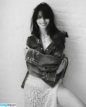 Anne Hathaway / ahathawaynews / annehathaway / heatherannie фото голая #2240