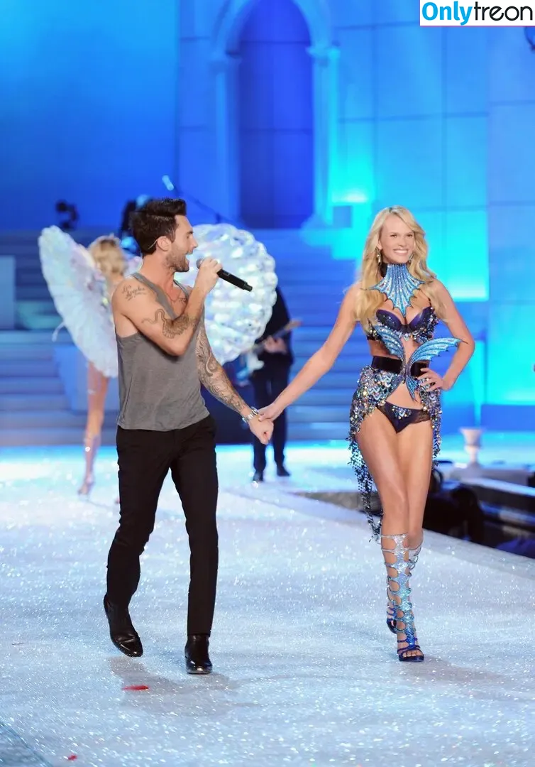 Anne V голая photo #0059 (annev)