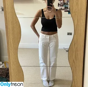 Anya Dhesi / anya.dhesi nude photo #0004