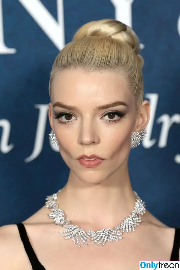 Anya Taylor-Joy голая photo #3400 (Anya Taylor Joy / anyataylorjoy)