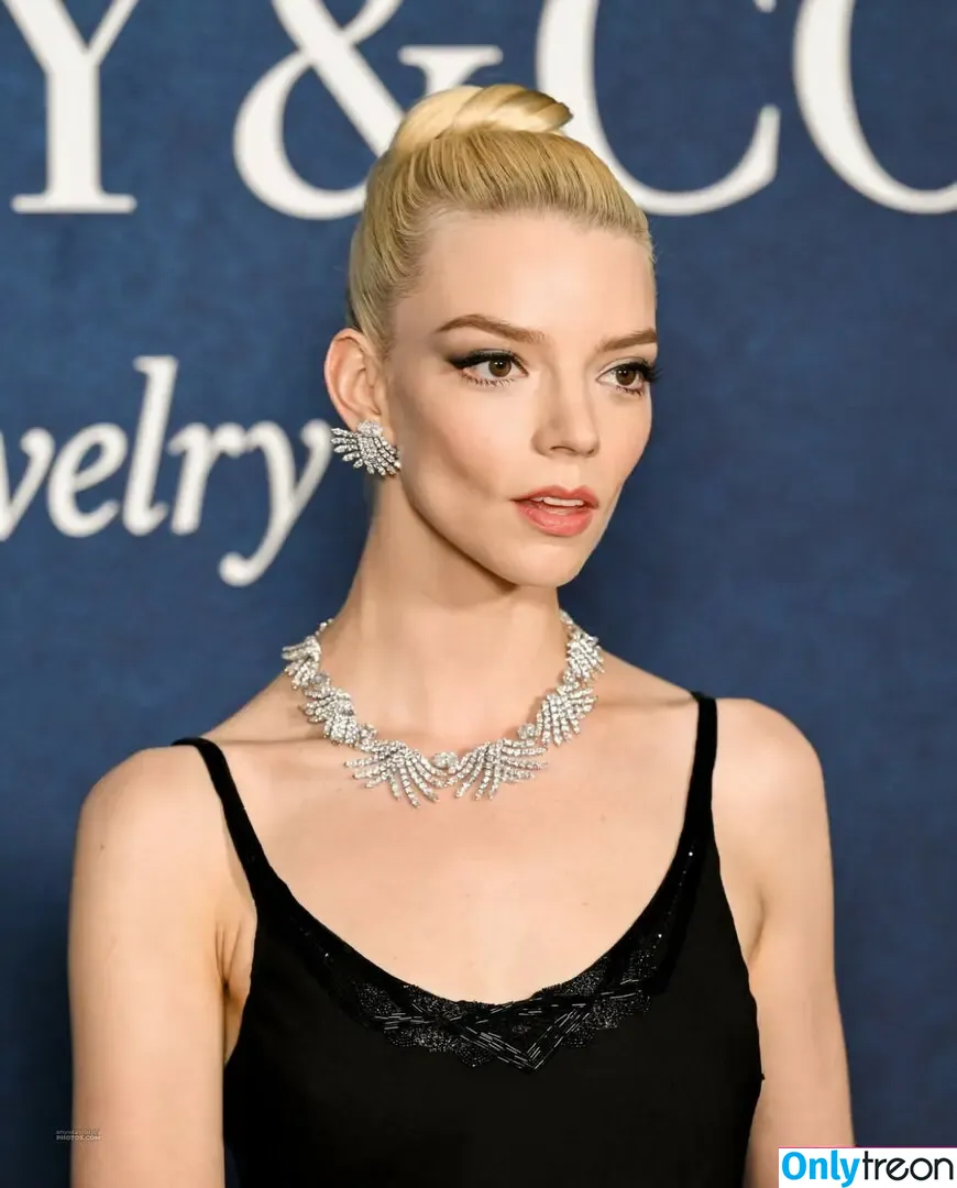 Anya Taylor-Joy nude photo #3403 (Anya Taylor Joy / anyataylorjoy)