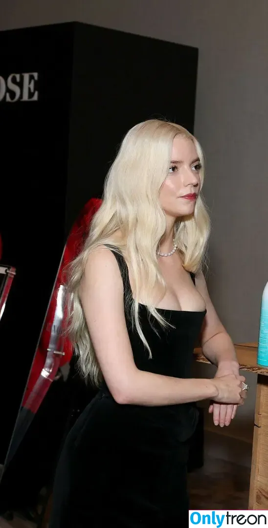 Anya Taylor-Joy nude photo #3485 (anyataylorjoy / owlicats)