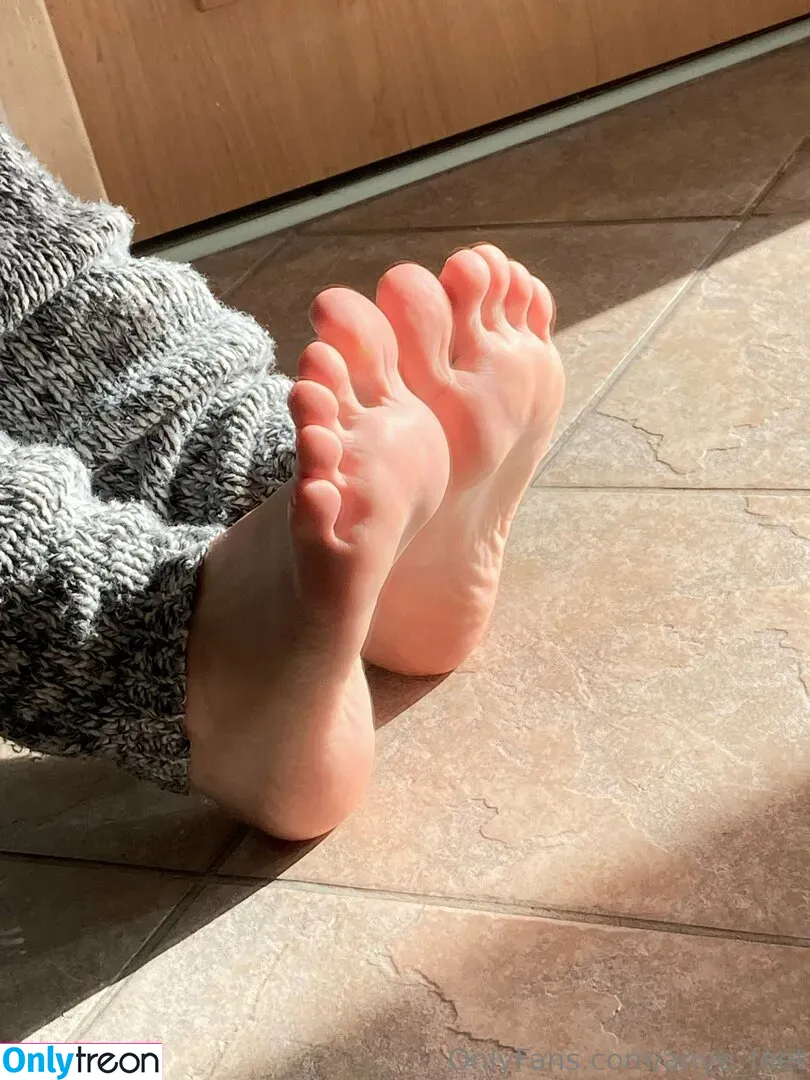 anye_feet nude photo #0011 (anyefeet)