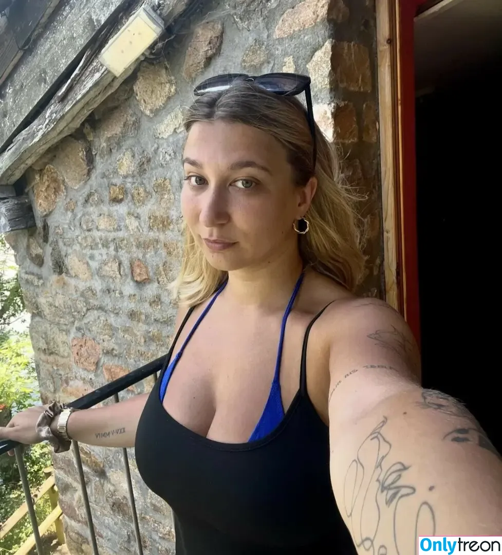 Apoline Perret голая photo #0066 (apolineprrt / shaniaperrett)
