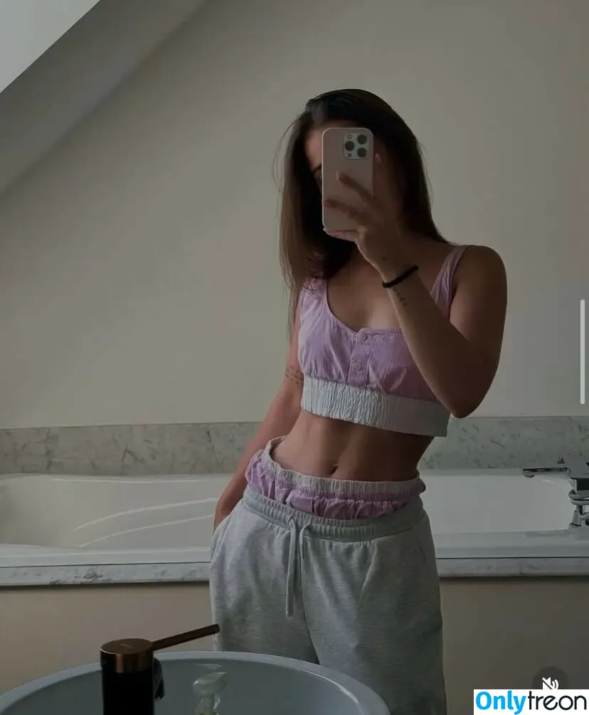 Apollinegrmz nude photo #0173 (Apo / apolline_guer)