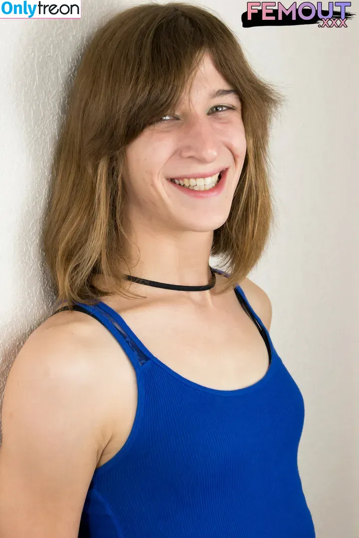 April Gillespie голая photo #0017 (curleyape)