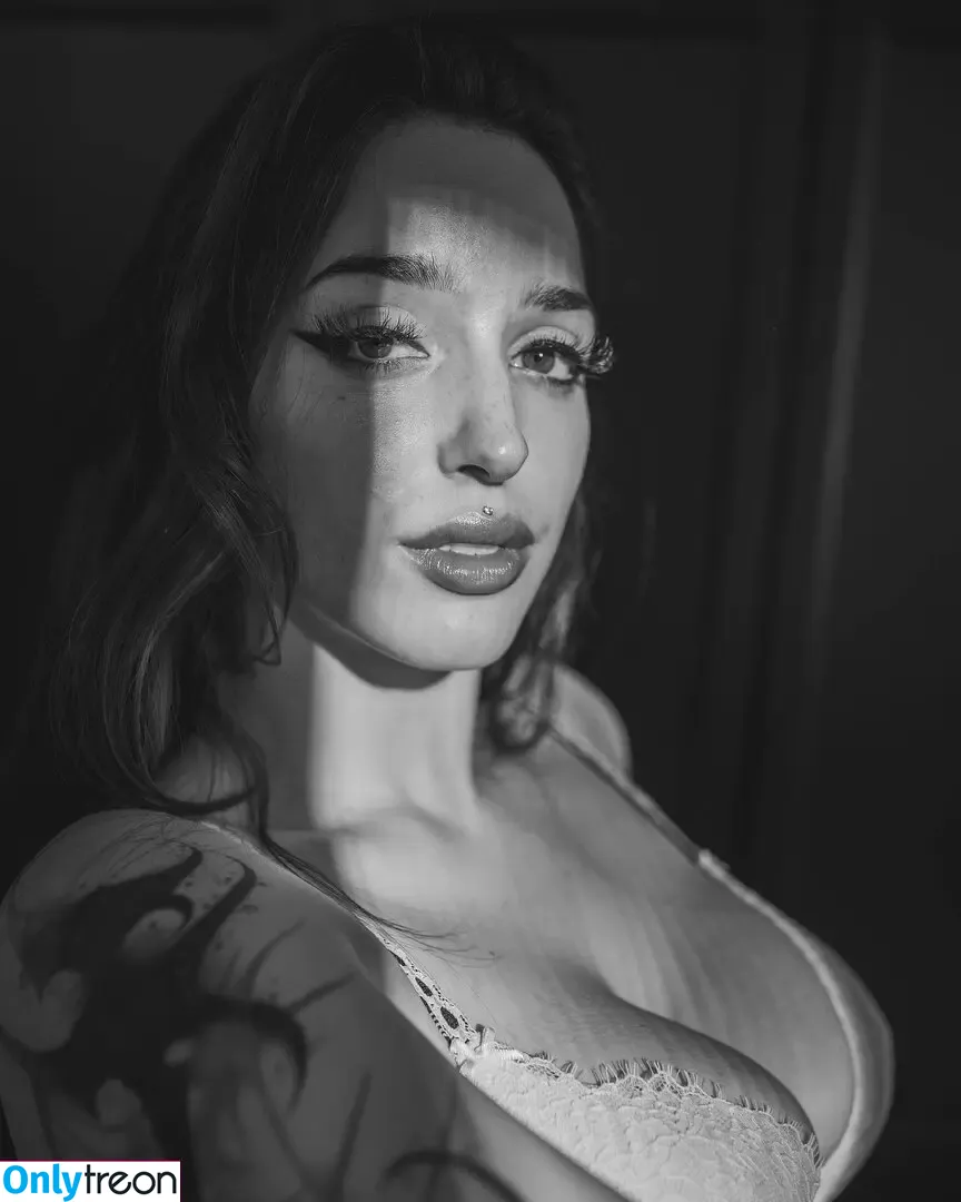 Aryabella nude photo #0103 (OliviaXORose / aryabellax)