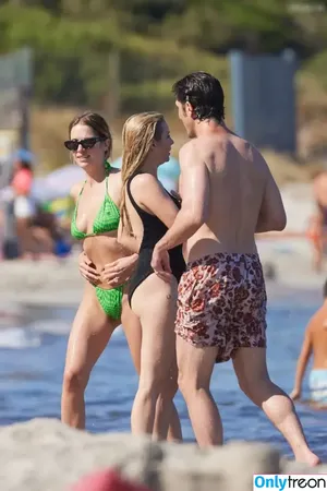 Ashley Benson / AshBenzo / ashleybenson nude photo #1004