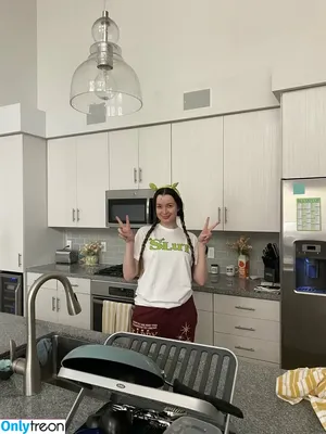 Ashley Ippolito / Reacts By Ash / ashley_ippolito / ashleyippolito / ur internet mom ash nude photo #0013