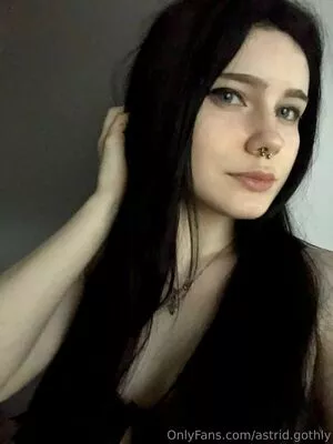 astrid.gothly / bluexastrid / cashew225 nude photo #0004