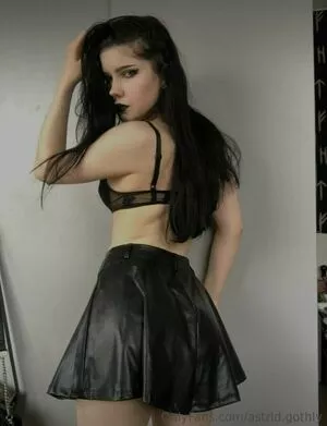 astrid.gothly / bluexastrid / cashew225 nude photo #0077